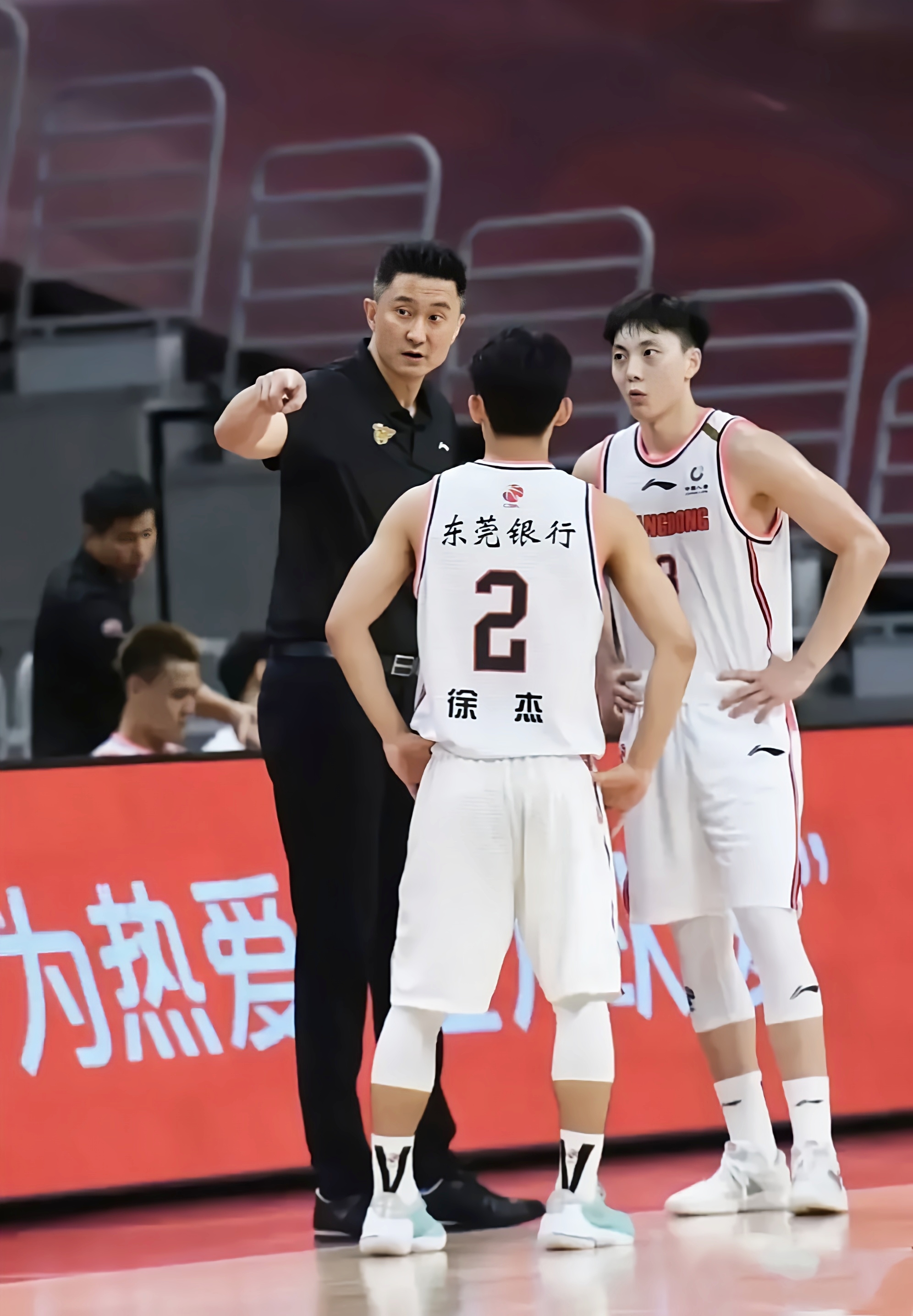 全明星赛赛后再迎强敌,广东宏远防线松动,主帅态度——更衣室稳定,训练强度明显提升的简单介绍 全明星赛赛后再迎强敌,广东宏远防线松动,主帅态度——更衣室稳定,训练强度明显提升的简单介绍